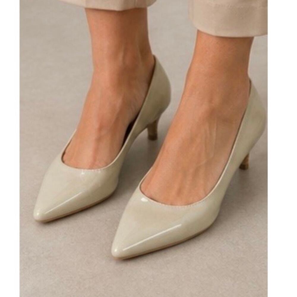 Cole Haan Women's Beige Patent Leather Pointed Toe Kitten Heel Pumps Size 6.5